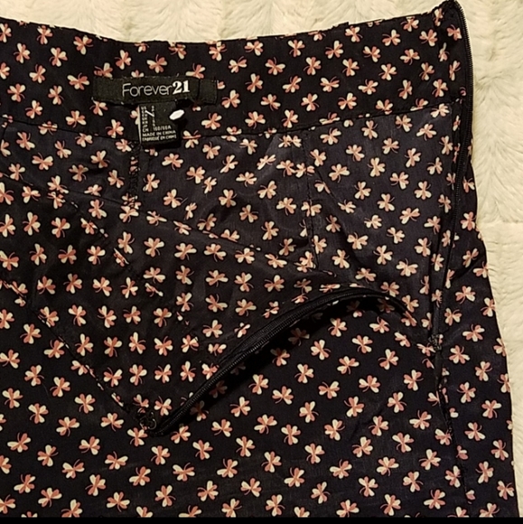 NWOT Forever 21 floral pants - Picture 5 of 9